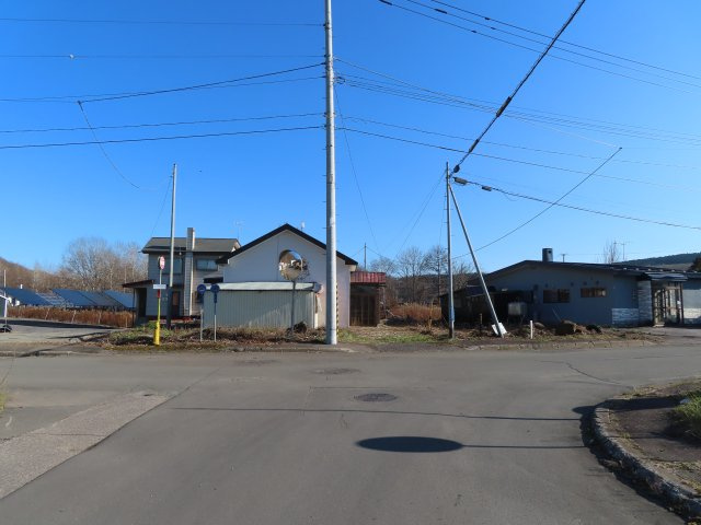 北見市留辺蘂町元町７４番地１０　中古売家の前面道路含む現地写真