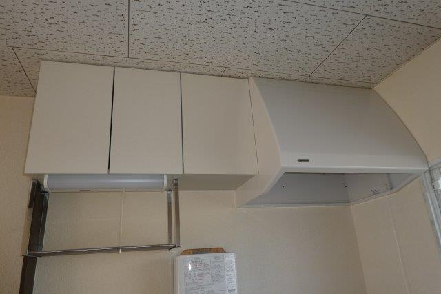 総社市中央６丁目のアパートのキッチン|キッチン上収納