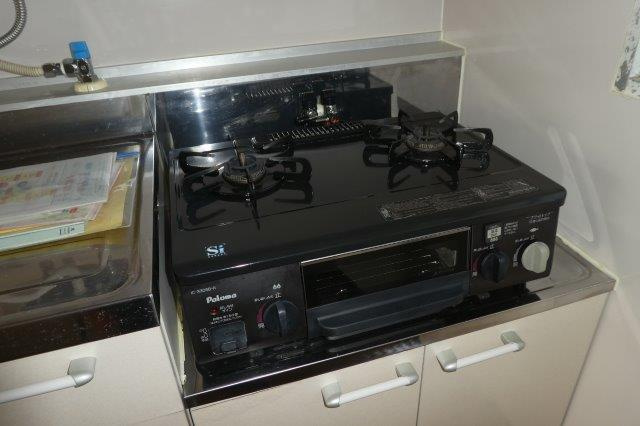 総社市中央６丁目のアパートのキッチン|2口ガスコンロ（残置）