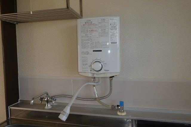 総社市中央６丁目のアパートのキッチン|湯沸し器