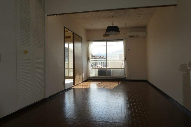 総社市中央６丁目のアパートの居間・リビング