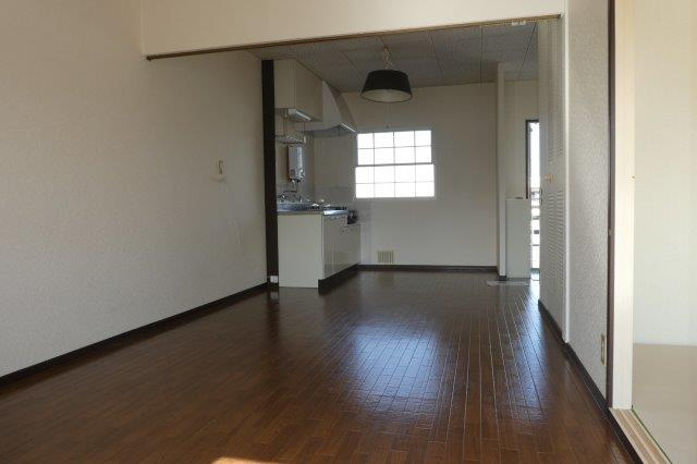 総社市中央６丁目のアパートの居間・リビング