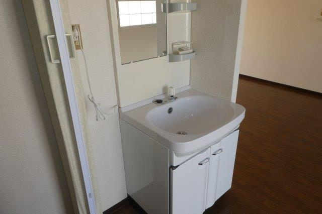 総社市中央６丁目のアパートの独立洗面台