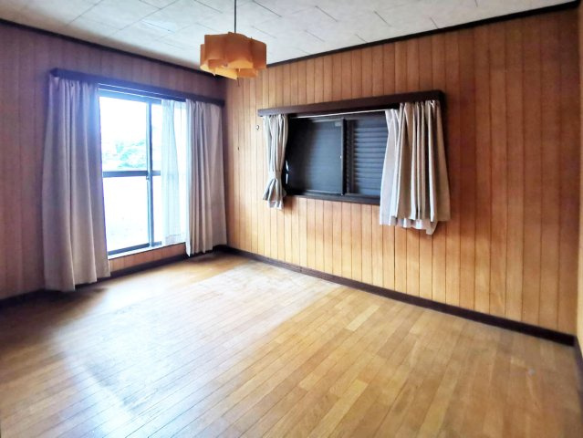 三島市芙蓉台３丁目の中古一戸建の洋室|二面採光なので日差しがたっぷり入ります。また風通しが良く解放感もあります。