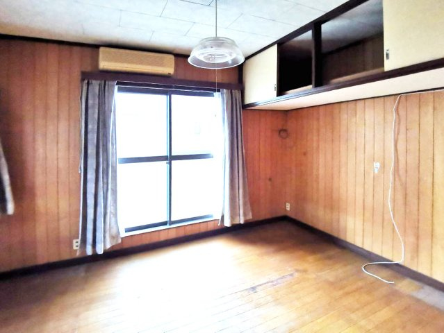 三島市芙蓉台３丁目の中古一戸建の洋室|大きい窓があるので明るい空間でのびのびと生活できます。寝室や子供部屋におすすめの洋室になっています。