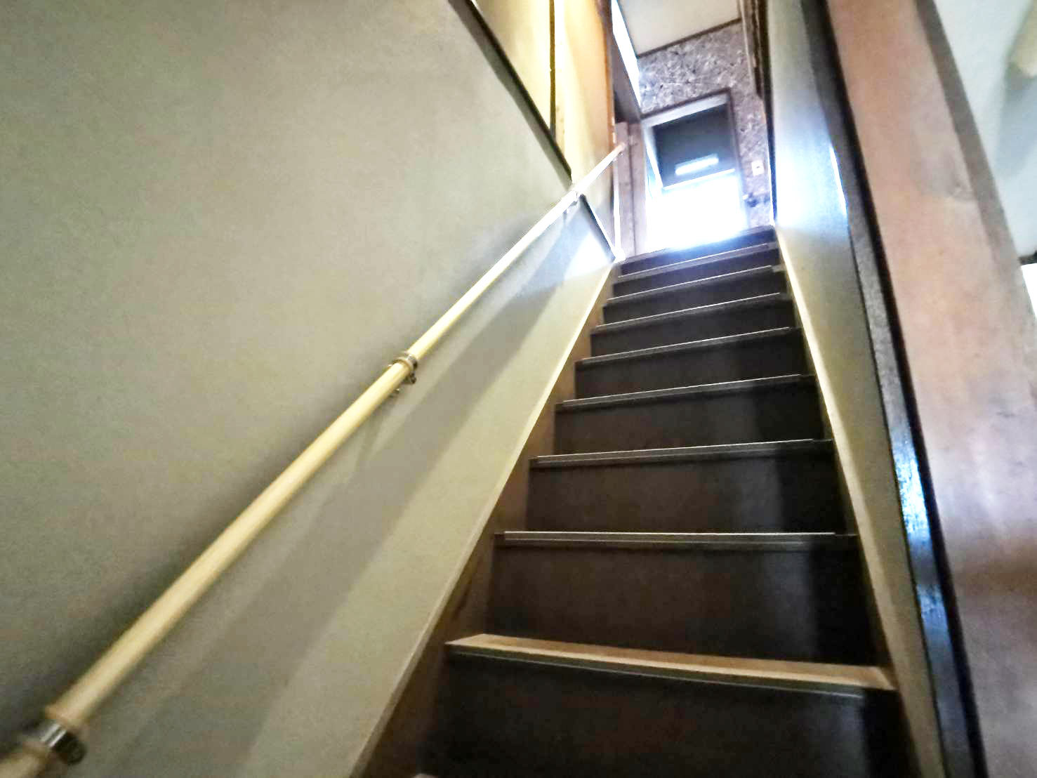 三島市芙蓉台３丁目の中古一戸建の内装|ストレート階段なのでシンプルな見た目です。手摺が付いており安全です。