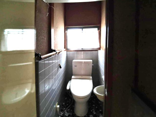 三島市芙蓉台３丁目の中古一戸建のトイレ|トイレが各階にあります。忙しい朝や、ファミリー世帯は助かりますね。