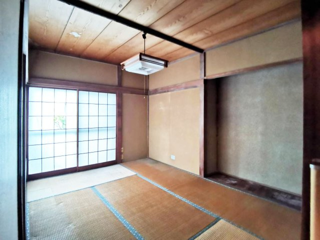 三島市芙蓉台３丁目の中古一戸建の和室|来客スペース・子供の遊び場・昼寝スペースなど色々と幅広く使える大活躍の和室です。