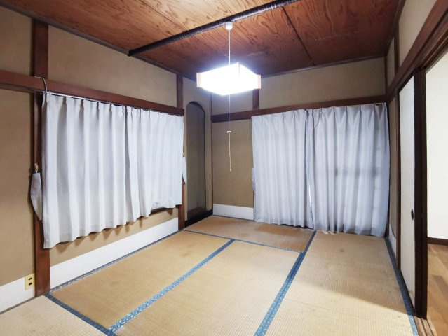 三島市芙蓉台３丁目の中古一戸建の和室|二面採光なので日差しがたっぷり入ります。また風通しが良く解放感もあります。