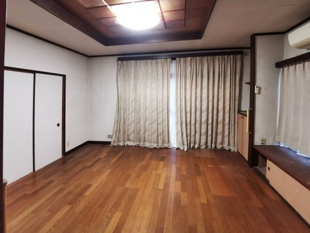 三島市芙蓉台３丁目の中古一戸建の洋室|大きい窓から入るたっぷりの日差しが嬉しいですね。窓の下に収納があるので荷物をしまえるようになっています。