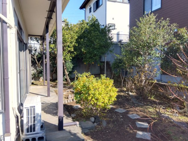 三島市芙蓉台３丁目の中古一戸建の庭|伊豆縦貫道三島萩ICまで車で3分です。三島市街地までのアクセス良好です。バス停・山の手まで徒歩1分です。通学に便利です。三島北上中学校まで徒歩3分です。近くに公園もあります。
