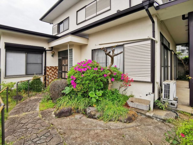 三島市芙蓉台３丁目の中古一戸建の庭|家の周りにお庭があります。お花や、シンボルツリーが植えられます。季節の変化が楽しめます。