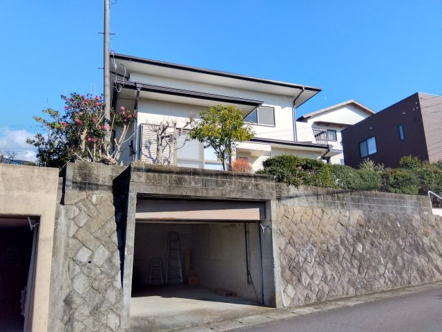 三島市芙蓉台３丁目の中古一戸建の駐車場|掘り込み車庫になっています。大切なお車を雨風・紫外線から守れます。