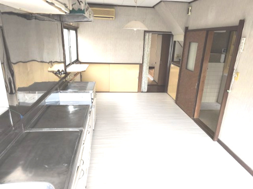 三島市芙蓉台３丁目の中古一戸建のキッチン|キッチンには窓があり明るく開放的です。壁付けキッチンなので集中してお料理出来ますね。