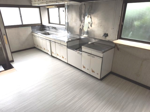 三島市芙蓉台３丁目の中古一戸建のキッチン|床張り替え済み　