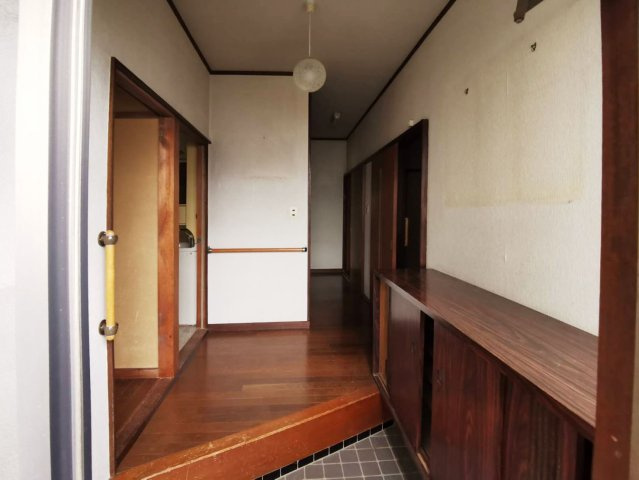 三島市芙蓉台３丁目の中古一戸建の玄関|備え付けのシューズボックスがあるので収納がたっぷりあります。靴をしまって玄関をすっきりと使えます。