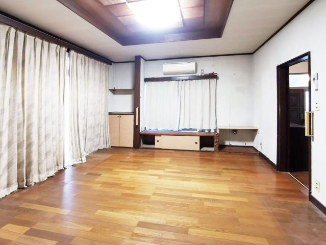 三島市芙蓉台３丁目の中古一戸建の居間・リビング|大きい窓から入るたっぷりの日差しが嬉しいですね。リビングが広々としているので、ご家族でゆっくりくつろげますね。