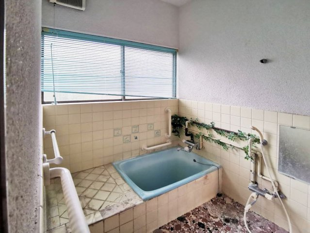 三島市芙蓉台３丁目の中古一戸建の浴室|窓があるので明るい室内です。浴槽の後ろが台になっているのでシャンプーを置いたり出来て便利です。