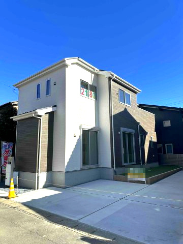 玉村町上之手23-1期（全1棟）1号棟の外観|隣地との距離も保ちながらも綺麗な街並みに溶け込みました！
駐車スペースやお庭も十分に確保しています！