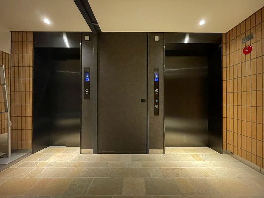 プレミスト照国表参道のその他共用部分|エレベーターは２基（非常用含む）備えられており、朝の通勤・通学時などの混雑時にも安心です。