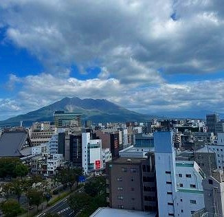 プレミスト照国表参道の展望|13階のお部屋は目の前に遮るものがなく桜島を望むことができます。南向きのため、日当り・採光十分です。