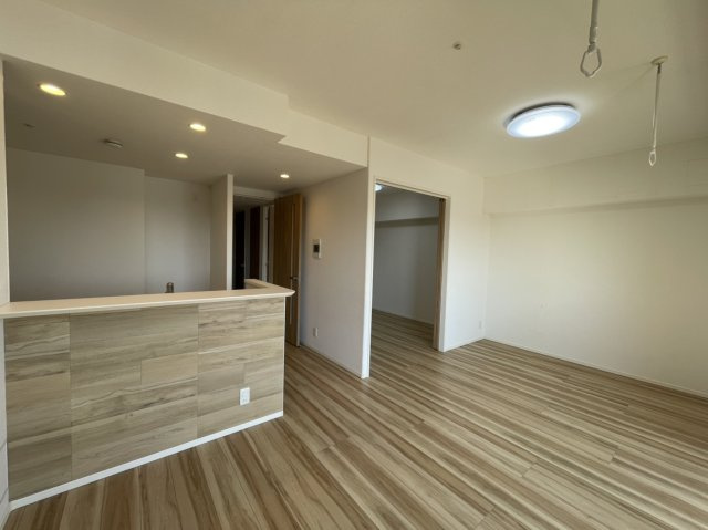 プレミスト照国表参道の居間・リビング|南東向きのLDKは採光十分です