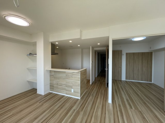 プレミスト照国表参道の居間・リビング|バルコニー側から見たLDKの様子です