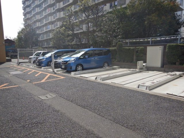 アルシオン東大島の駐車場