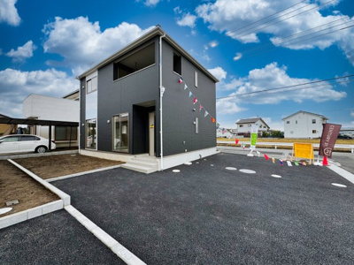 【外観】 | クレイドルガーデン　太田市新野町 第1　1号棟 | 並列駐車可能なカースペースです！お客様も遊びに来やすいですね♪