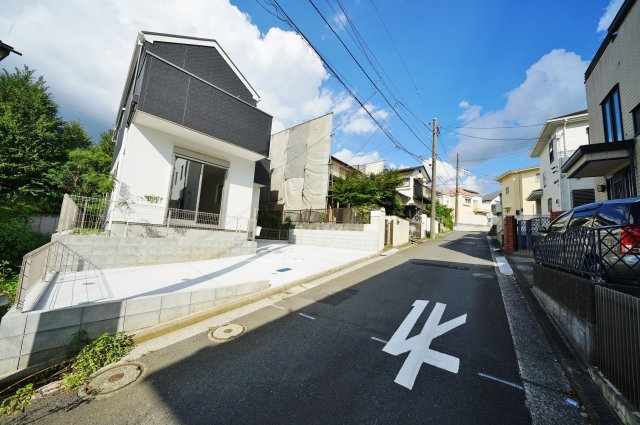 【横浜市旭区川井宿町68-15新築戸建て】★仲介手数料無料★（川井小学校・都岡中学校）の前面道路含む現地写真