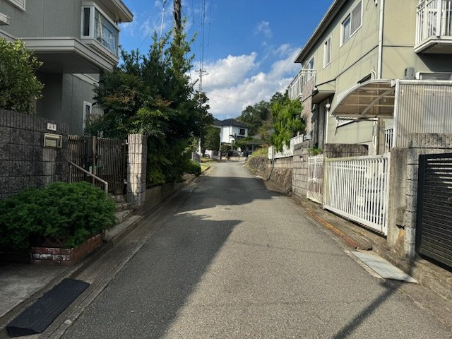 三田市西相野　中古戸建の前面道路含む現地写真