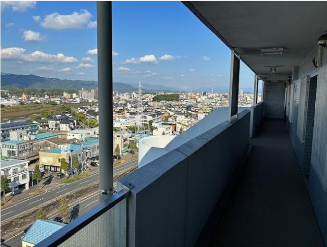 アーネスト能茶山の玄関