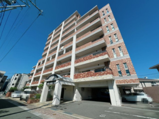 【外観】 | 青空にも夕焼けにも映える、そんなたたずまい。ここで新生活スタートさせてみませんか♪