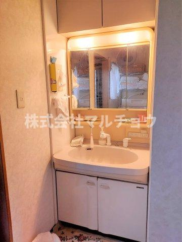 たきない一戸建の独立洗面台|独立洗面台、小物を置くことができて便利です