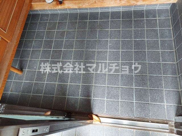 新屋敷戸建の玄関|明るい玄関です