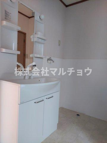 新屋敷戸建の洗面所|明るい洗面所です