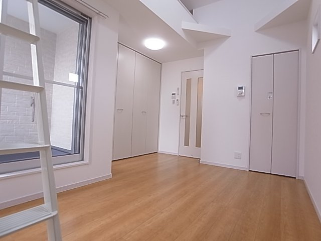 神戸市須磨区関守町２丁目のアパートの居間・リビング