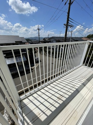 【バルコニー】 | 猪名川町伏見台５　リフォーム済中古戸建 | 開放的で明るい空間を演出してくれるバルコニーです