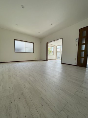 【居間・リビング】 | 猪名川町伏見台５　リフォーム済中古戸建 | 明るいリビングです