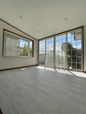 【居間・リビング】 | 猪名川町伏見台５　リフォーム済中古戸建 | １階リビング隣の日当たりの良い洋室です