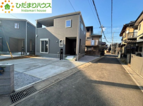 上尾市小泉8丁目　新築一戸建て　リーブルガーデン　02の前面道路含む現地写真|角地につき通風良好・日当たり良好！
車の出し入れも簡単です♪