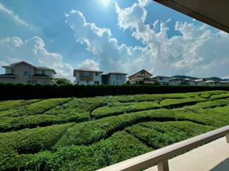 【展望】 | まず緑が飛び込んで、落ち着いた住宅地に心なごみます。