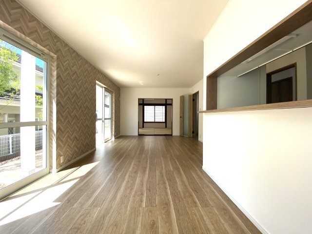 マ・メゾン　廿日市市四季が丘八丁目　№99の居間・リビング|ヘリボーン柄のアクセントクロスがオシャレです♪