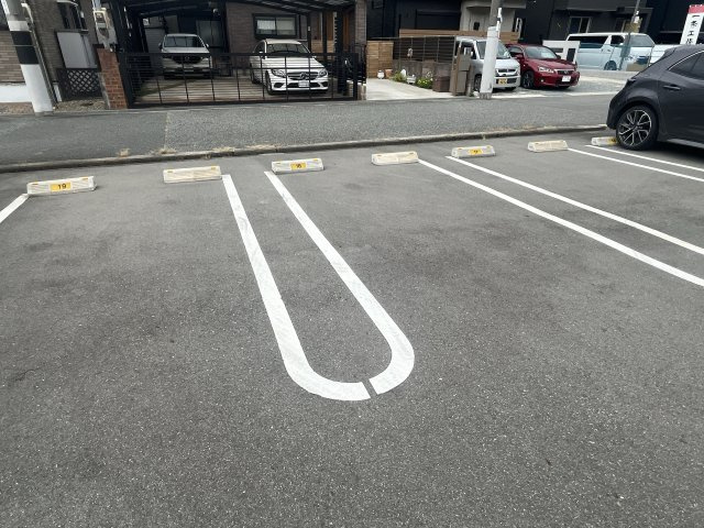 シャーメゾンフルールの駐車場