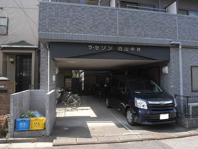 ラ・セゾン白山のエントランス