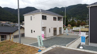 【外観】 | 建物完成済み　手前の2号棟と一緒にご見学可能です。