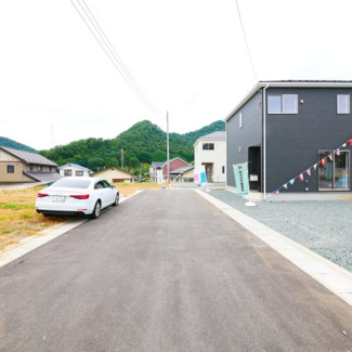 【前面道路含む現地写真】 | 南西側道路は幅員6ｍ