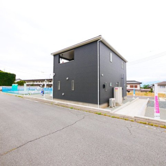 【前面道路含む現地写真】 | 北東側道路より建物を望む