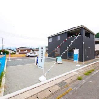 【外観】 | 甲府市古府中町 新築戸建 全3棟2号棟 オール電化 2面道路　建物完成済み　冷やかし大歓迎　お気軽にご見学にいらして下さい。