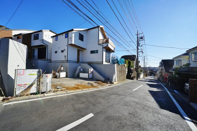 【横浜市旭区白根7丁目5-13全3棟新築戸建て】★仲介手数料無料★（不動丸小学校・鶴ケ峯中学校）の前面道路含む現地写真